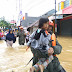Polda Banten Bantu Evakuasi Warga yang Terendam Banjir Di Wilayah Desa Kalang Anyar