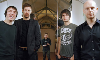 Biografi Radiohead Biografi Radiohead Radiohead adalah grup band rock asal Inggris. Radiohead dibentuk di kota Abingdon, Oxfordshire pada tahun 1985. Mereka terdiri dari Thom Yorke sebagai vokalis utama, Jonny Greenwood dan Ed O'Brien sebagai gitaris utama, Colin Greenwood sebagai bassis serta Phil Selway sebagai drummer. Gaya dan genre musik Radiohead adalah alternative rock, experimental rock dan juga electronic. Secara umum, Radiohead telah merilis 8 album studio dan sukses menjual lebih dari 30 juta keping album di seluruh dunia. OK Computer menjadi album tersukses dan terpopuler Radiohead dan menjadi salah satu album paling berpengaruh sepanjang masa. Radiohead juga masuk dalam jajaran band terbaik di era 90-an dan 2000-an. Berikut Museum Musik hadirkan sejarah dan profil lengkap Radiohead. Radiohead merilis single debutnya, Creep di tahun 1992. Meski awalnya lagu tersebut tidak laku di pasaran, namun akhirnya lagu Creep menjadi populer setelah perilisan album debut Pablo Honey setahun setelahnya. The Bends, merupakan album kedua Radiohead yang dirilis tahun 1994. Album ini sukses menaikkan popularitas Radiohead di kalangan pecinta musik di Britania Raya. Namun adalah album ketiga Radiohead, OK Computer yang menjadi titik balik kesuksesan Radiohead. OK Computer dirilis tahun 1997 dengan suara yang lebih ekspansif