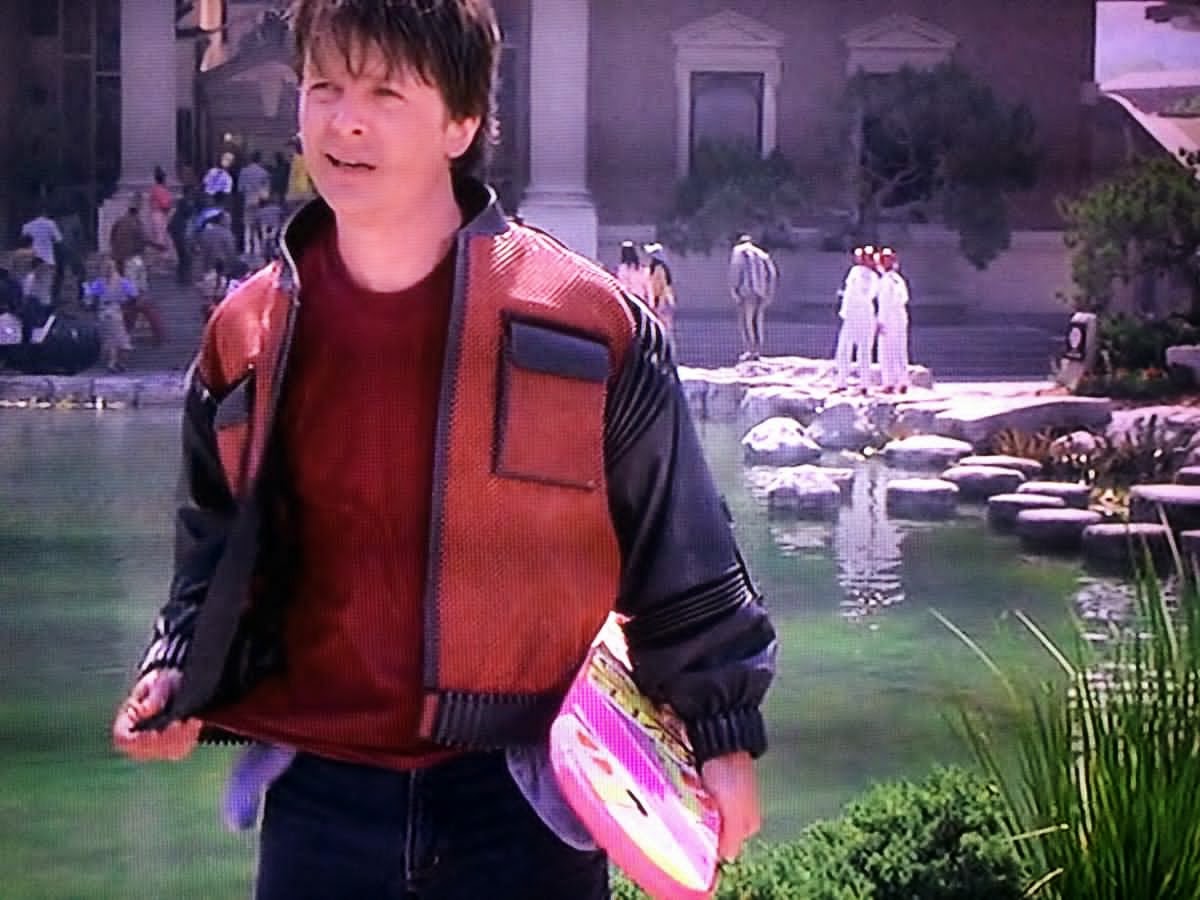 город в назад будущее хилл вэлли. назад в будущее 2 фильм 1989. назад в будущее 2 (1989) город. марти макфлай из 2015. фантастическая комедия.