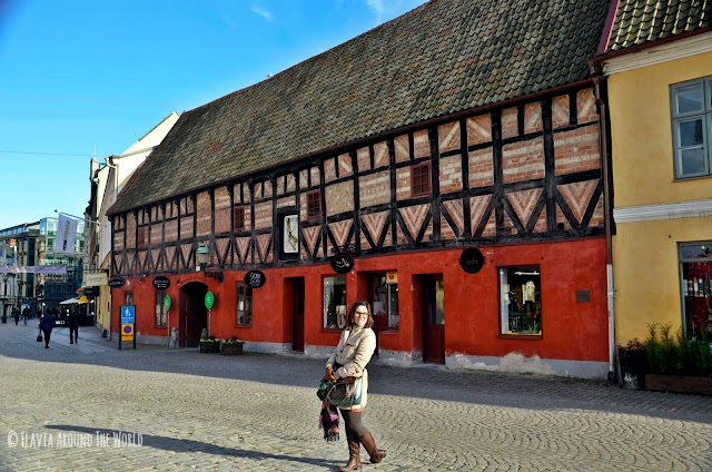 Yo en la plaza Lilla Torg Yo en la plaza Lilla Torg
