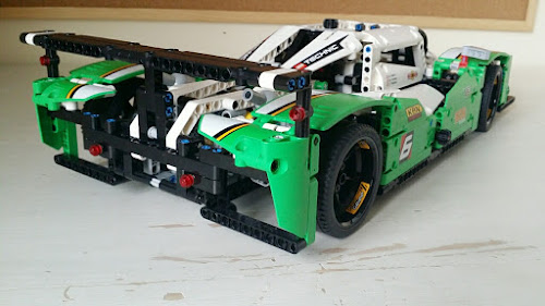 REVIEW: LEGO Technic 24 Hours Race Car #42039 The Pit