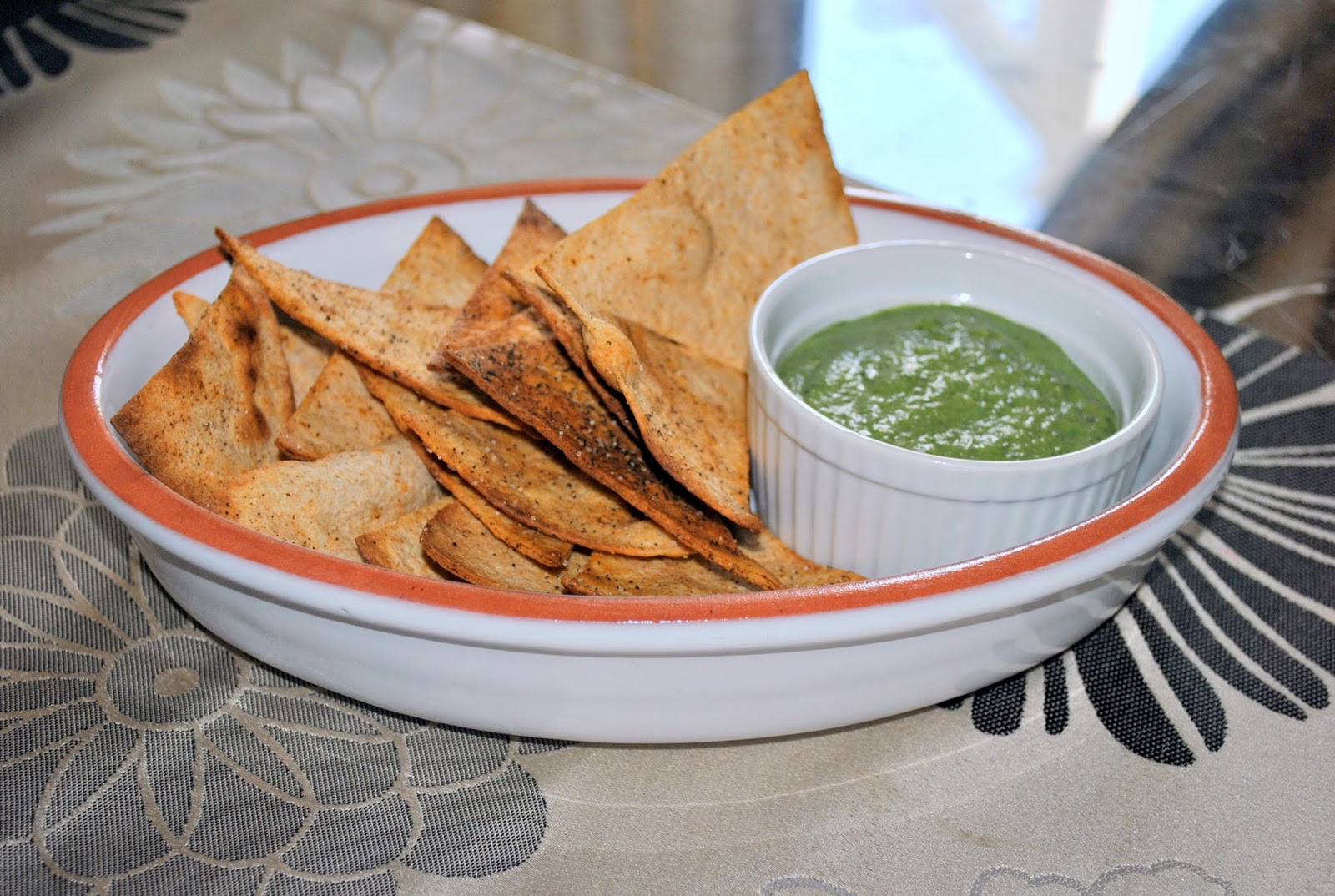Baked Chips with Spinach & Cannellini Bean Dip (Chips Assados com Dip
