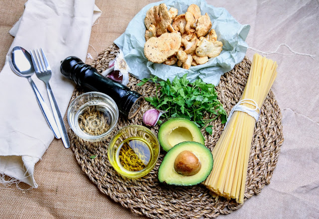 Ingredienti per Linguine con Funghi Selvatici e Pesto Cremoso di Avocado e Prezzemolo