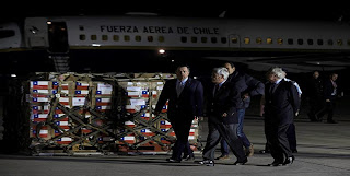 LE MILLIARDAIRE CONSERVATEUR SEBASTIEN PIÑERA, LE PRÉSIDENT CHILIEN AVEC DEUX DE SES MINISTRES À L'AÉROPORT DE SANTIAGO DU CHILI, POUR S'ASSURER DU DÉPART DE L'AIDE HUMANITAIRE VERS LE VENEZUELA.