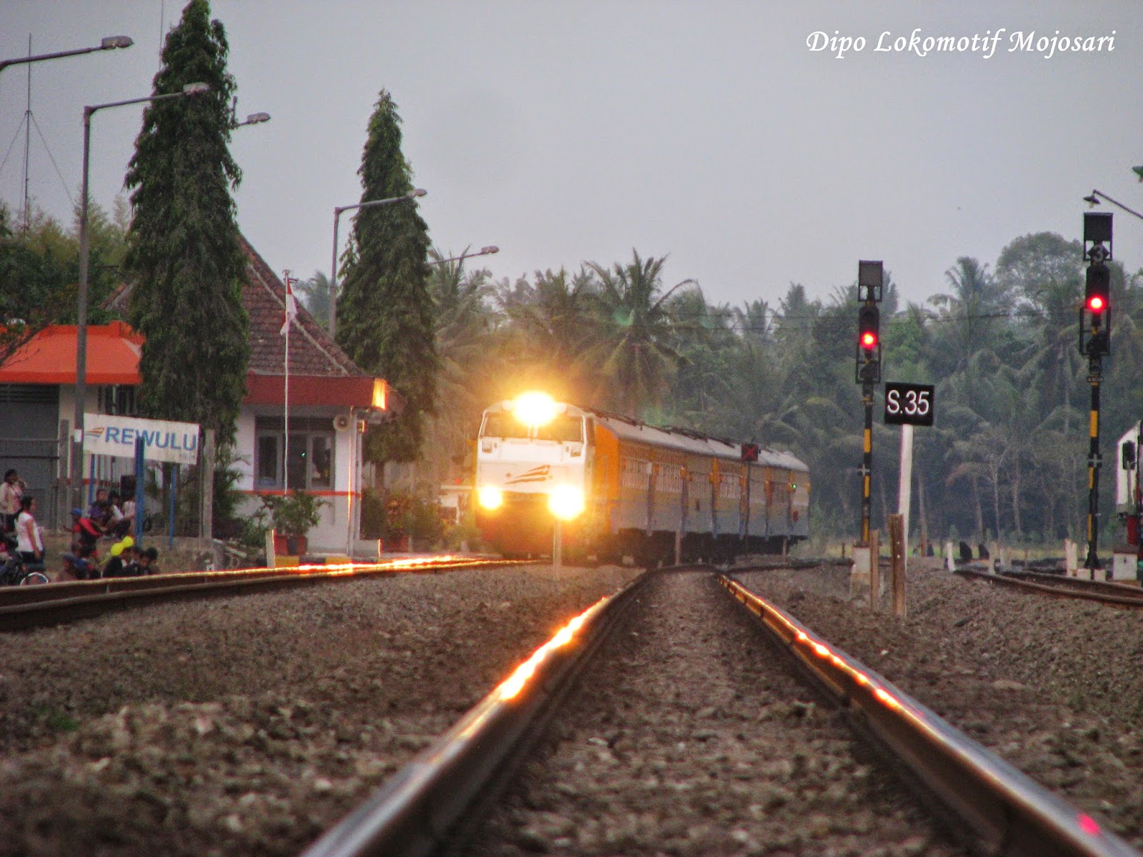 Kereta Api Indonesia: Rangkaian Gaya Baru Malam Selatan Melintas di ...