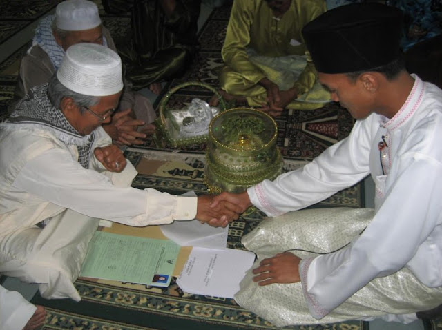 Akad Nikah, Benarkah Mempelai Wanita Harus Disandingkan dengan Calon Suaminya? Akad Nikah, Benarkah Mempelai Wanita Harus Disandingkan dengan Calon Suaminya?