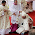 Durante missa na Polônia, papa Francisco cai