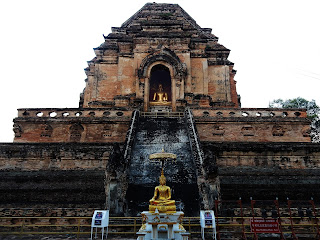 Статуя Будды в нише