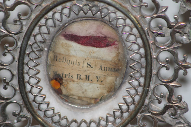 Reliquia S. Annae Matris B.M.Y. = Λείψανο της Αγίας Άννας, Μητέρας της Θεοτόκου.