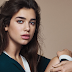 Dua Lipa está toda acústica, mas não menos pop, em "Thinking 'Bout You"