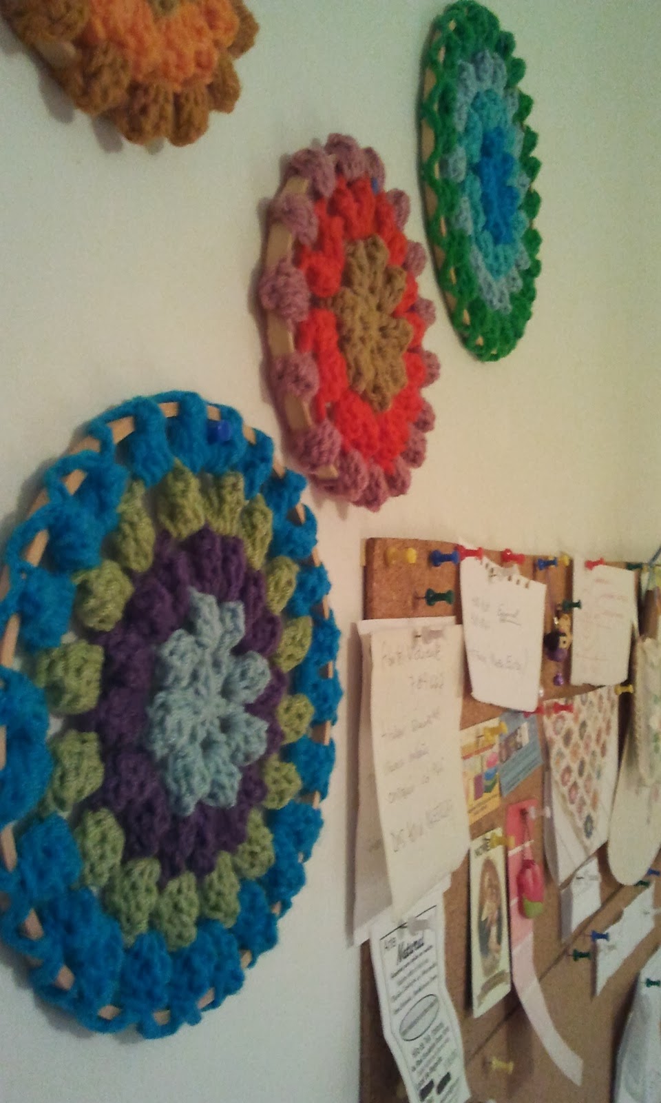 PUERTA AL SUR: Circulos de crochet que decoran la pared