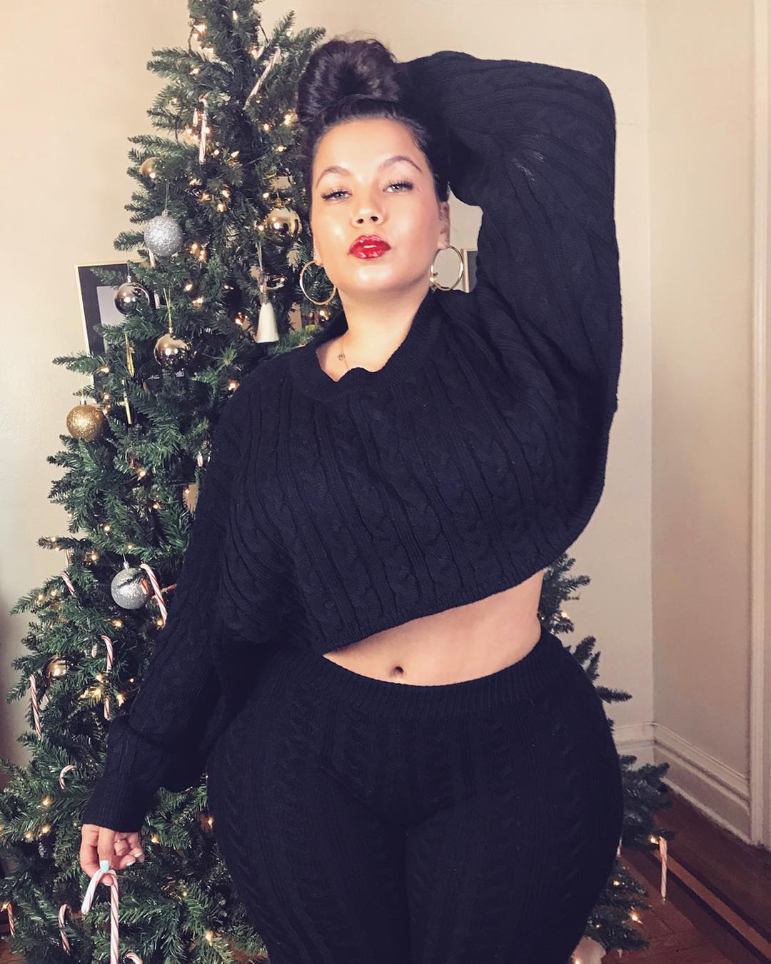 This beauty allhailkingsteph is always elegant curvy models for you. 