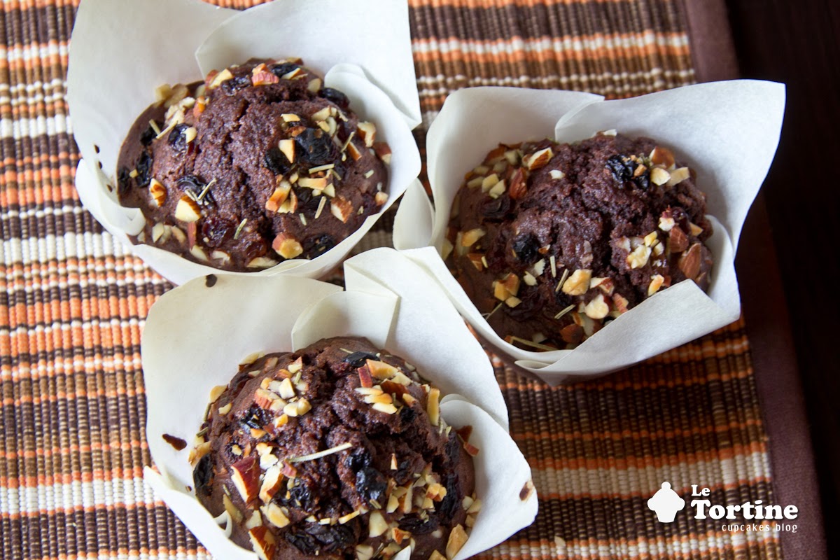 muffin di grano arso al cacao, frutta secca e rosmarino.