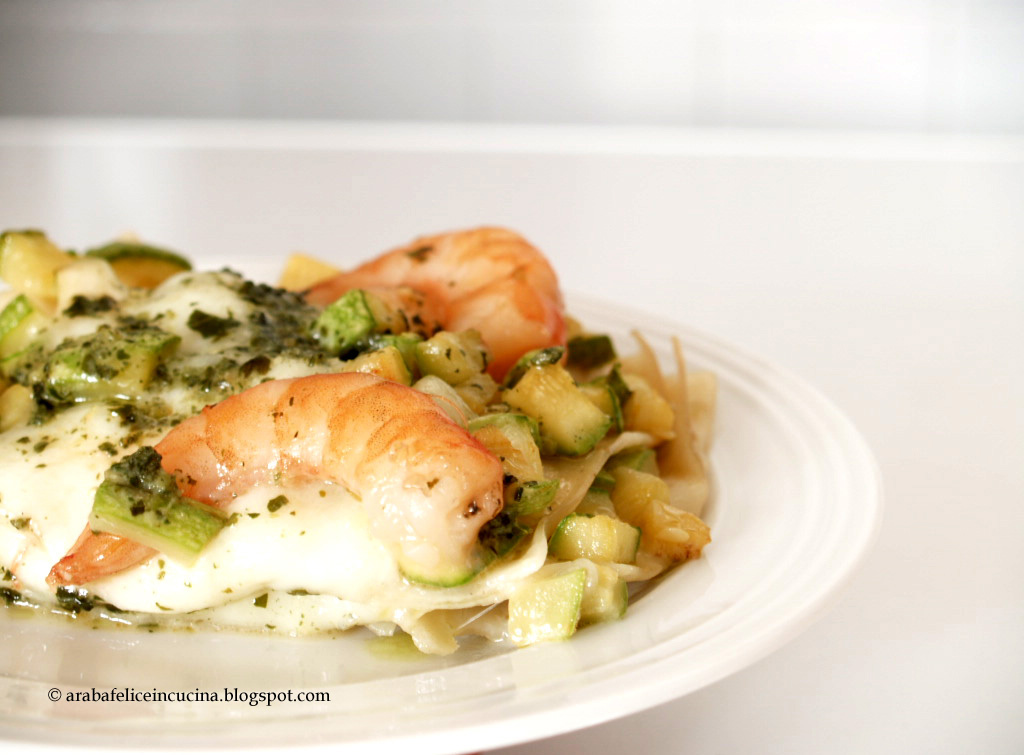 Lasagna estiva con gamberi, zucchine, pesto e mozzarella di bufala