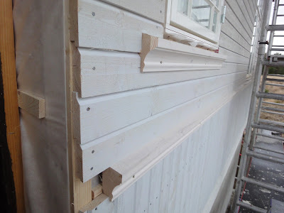 Stående panel runt fönster