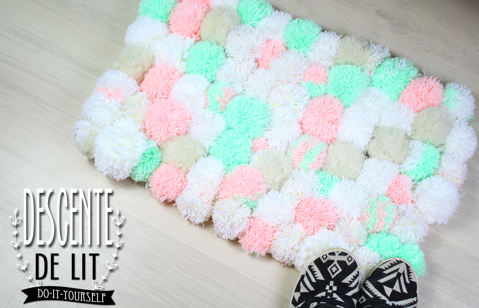 DIY TUTO : Tapis en pompons cocooning DIY Do it DIY TUTO : Tapis en pompons cocooning DIY Do it