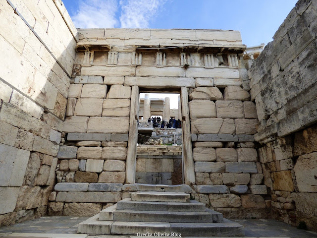 24 grudnia, Akropolis. 'Radosnych Świąt' z Partenonem w tle. Brama Beuliego, Akropol Ateny Grecja