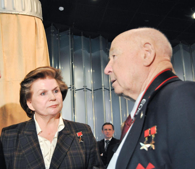 Hai phi hành gia Tereshkova và Leonov tại Bảo tàng Nhà du hành Moscow trong lần kỷ niệm 50 năm chuyến bay đầu tiên của con người vào vũ trụ hồi năm 2011. Credit : NASA. Hai phi hành gia Tereshkova và Leonov tại Bảo tàng Nhà du hành Moscow trong lần kỷ niệm 50 năm chuyến bay đầu tiên của con người vào vũ trụ hồi năm 2011. Credit : NASA.
