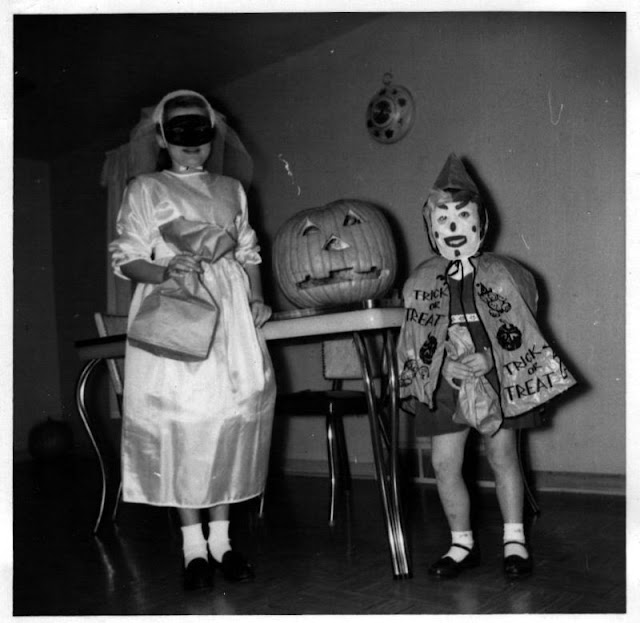 48 Vintage Snapshots of People With Their Cool Jack-o'-Lanterns ...
