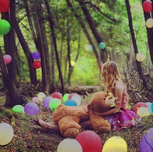 Globos de colores en el bosque