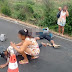 Moto colide no fundo de caminhão e deixa mãe e filho feridos na BA 409