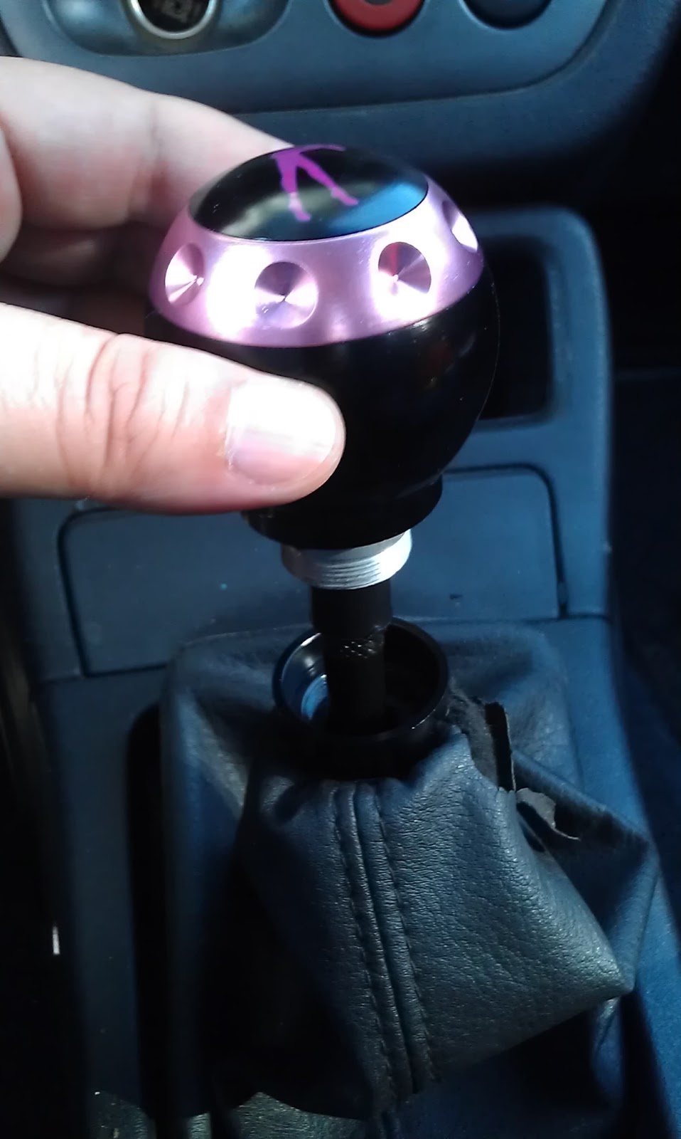How to Change the Gear Shift Knob of the Peugeot 306