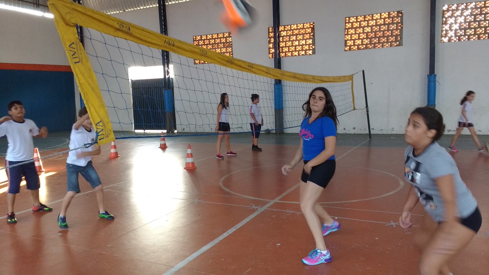 Escola Menino Jesus - As meninas da equipe master de vôlei vão