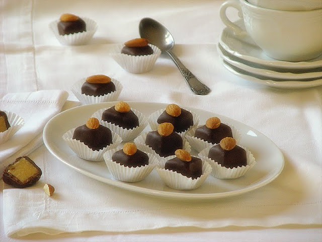 Bouchées au chocolat noir et à la pâte d'amande recette de friandises pour les fêtes avec du chocolat et d ela pâte d'amande
