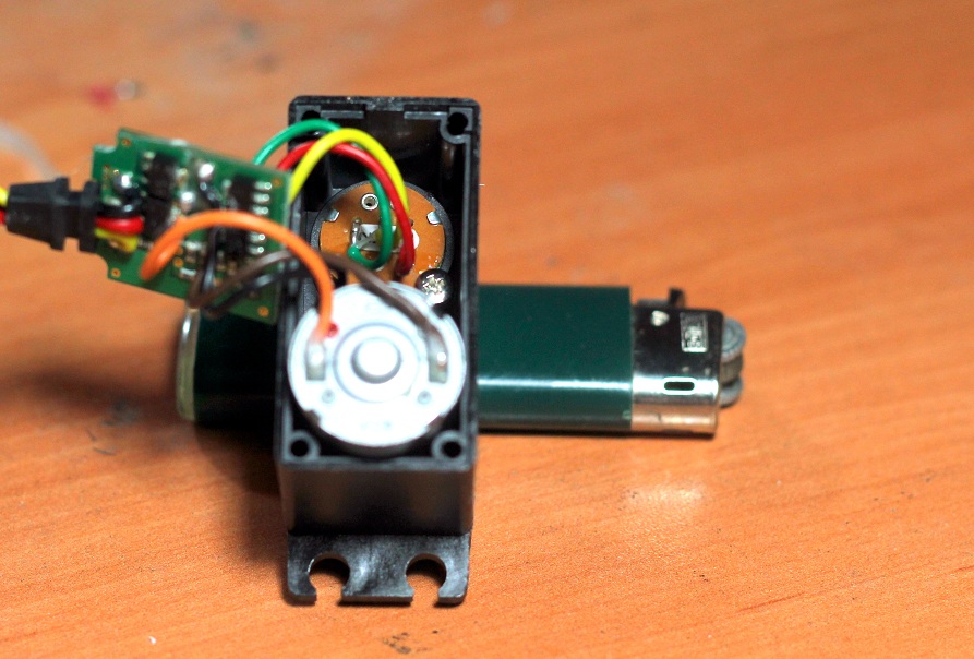 Copterframes Assembly Guides Basic Servo Hacking with 7 Photo Shots