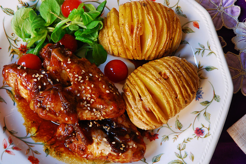 Alitas de pollo a la soja con patatas Hasselback. | Cuchillito y Tenedor