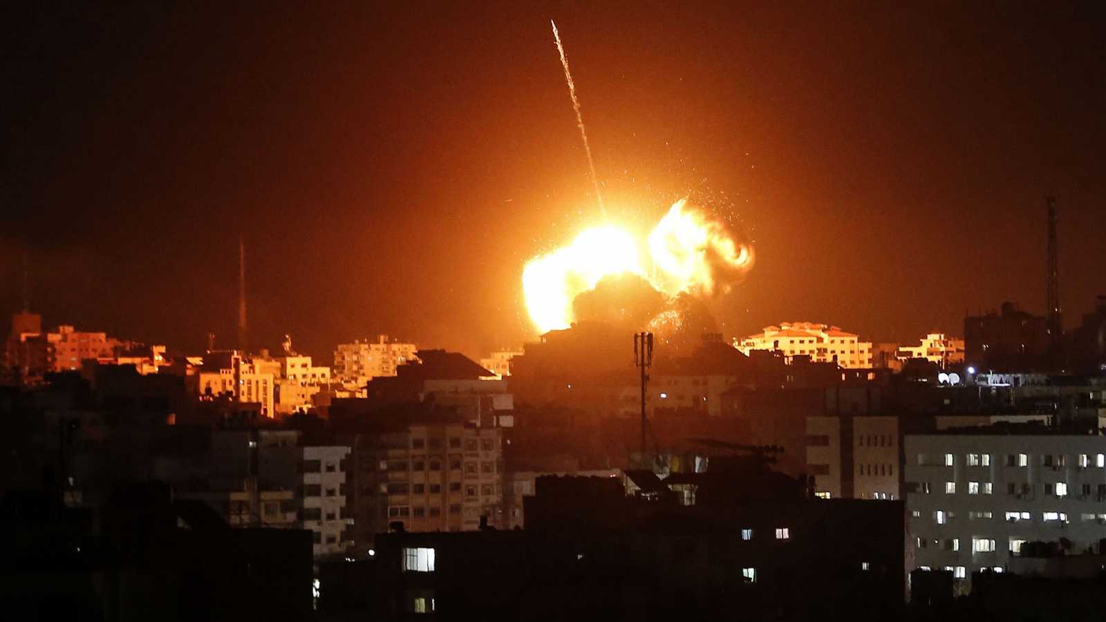 Israel ataca Gaza en respuesta al ataque y lanzamiento de  90 cohetes contra Israel