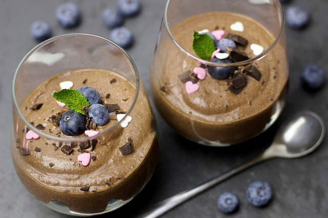 Mousse de chocolate y coco vasos mousse de chocolate y coco con frutos