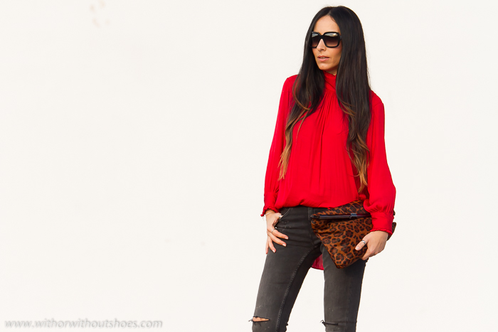 febrero 15, 2016. Blusa romántica roja, jeans rotos
