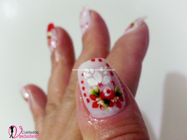 Unhas decoradas brancas com flores vermelhas Unhas decoradas brancas com flores vermelhas