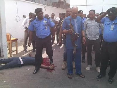 00 One killed, several injured as daredevil armed robbers attack Zenith Bank, Owerri, Imo State (graphic pics)
