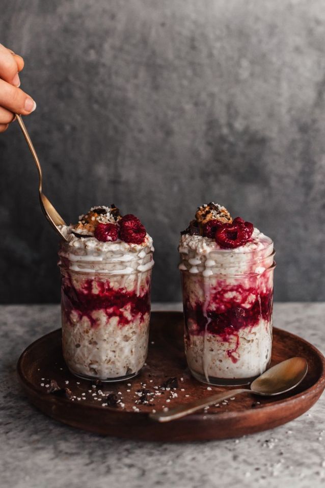 Raspberry Peanut Butter Oat Parfait. Need more recipes? Find 21 Easy and Healthy Vegan Oat Recipes To Make Best Weight Loss Breakfast Ever! vegan breakfast oatmeal | raw oatmeal recipes | delicious oatmeal recipes |overnight oatmeal recipes | good oatmeal recipes #oats #oat #veganmeal #vegan