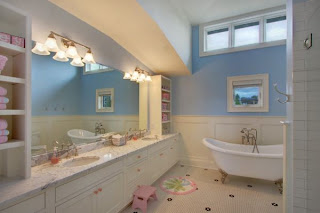 kamar+mandi+anak+tema+biru+laut+dan+putih Desain kamar mandi kecil cantik untuk anak anak