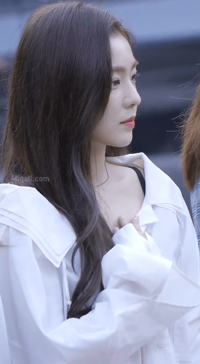 어깨 살짝 드러낸 아이린 쇄골라인