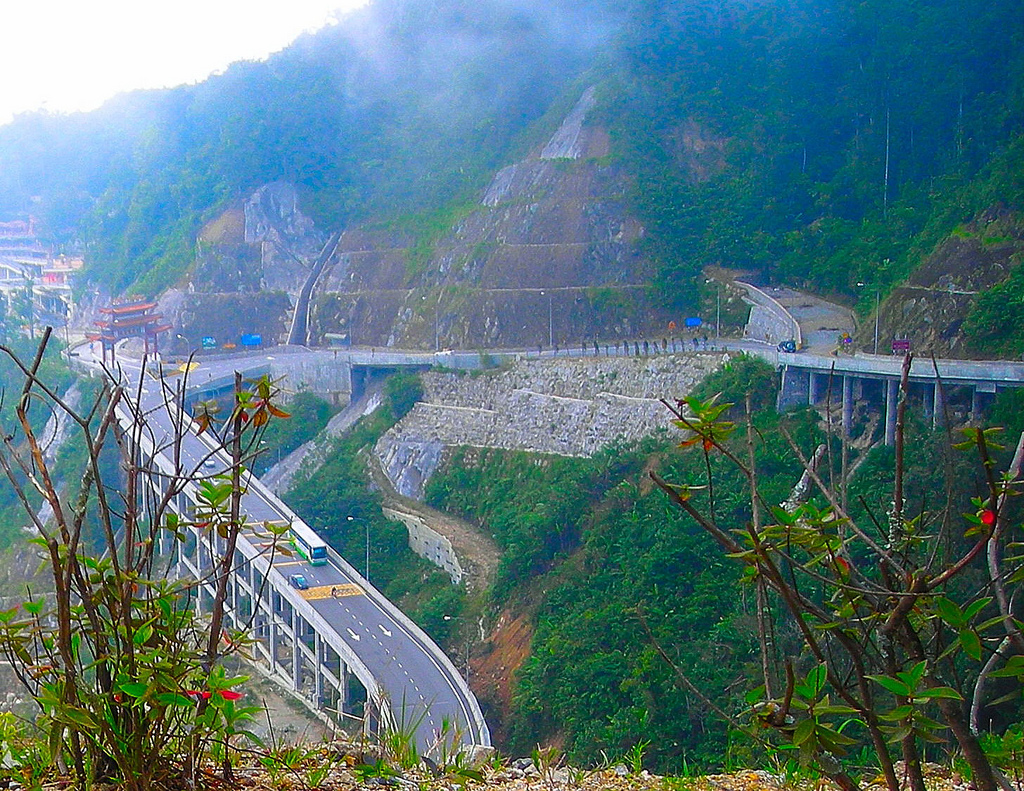 Pengembara Dibumi Allah: KisaH baS dan GentiNg HiglaNDs
