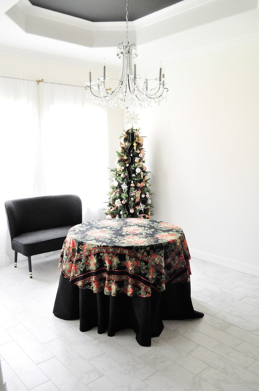 A small dining area or breakfast nook gets glammed up for the holidays with touches of blush, gold, and silver, plus florals and chinoiserie and vintage home decor elements. A small dining area or breakfast nook gets glammed up for the holidays with touches of blush, gold, and silver, plus florals and chinoiserie and vintage home decor elements.