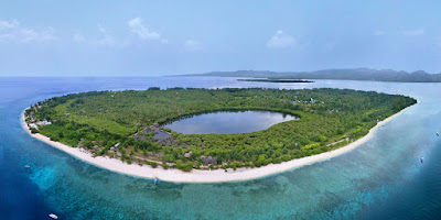 Vue aérienne de l'île Gili Méno en Indonésie : l'une des plus belles iles d'Asie du sud est à visiter.