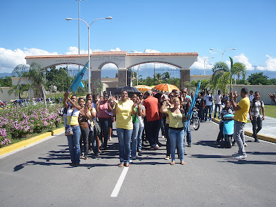 Estudiantes del CURSO en Barahona marchan por el 4 por ciento para la Educación.