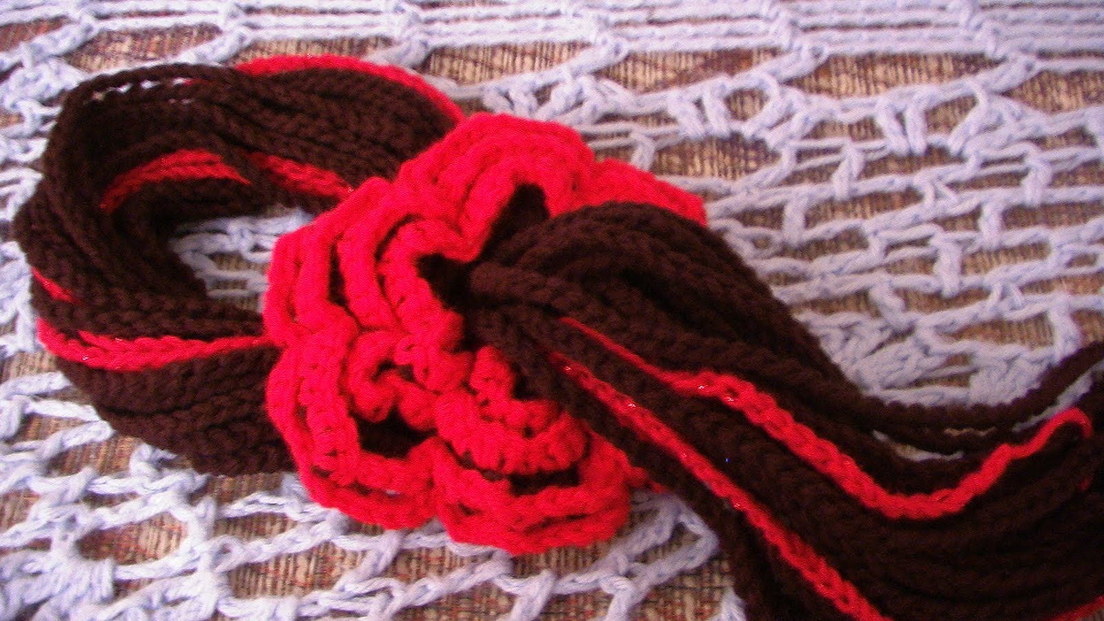 http://4.bp.blogspot.com/-afWVAxfEY3k/TlWbMA1hN_I/AAAAAAAABms/P3RP_kZ36JE/s1600/red+and+black+scarf.JPG