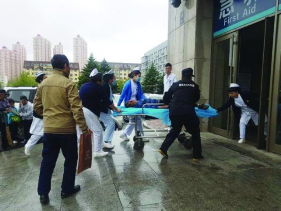 Rich Man threw the money across the hospital's entire corridor after Doctor Refuse To Treat His Cancer Rich Man threw the money across the hospital's entire corridor after Doctor Refuse To Treat His Cancer