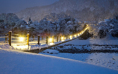 Paisajes nevados con puente cubierto de nieve en invierno