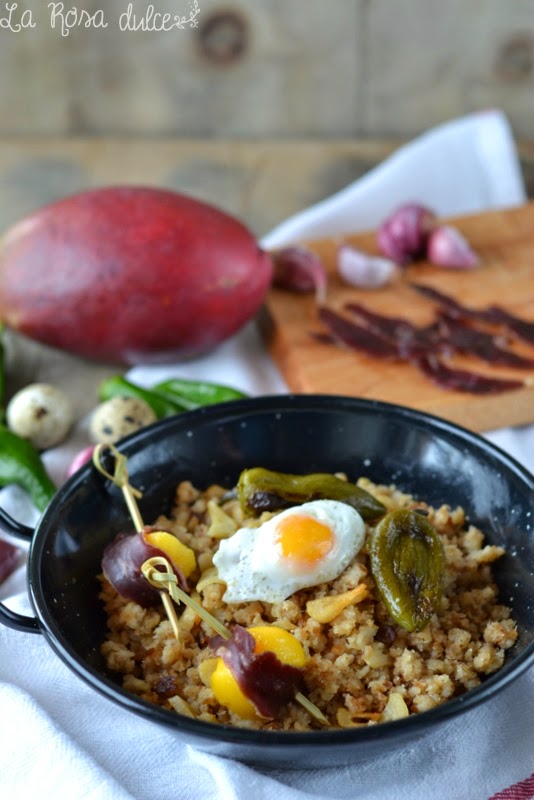 Migas con brocheta de mango y cecina de ciervo