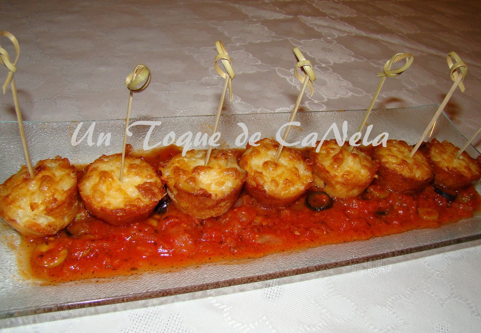 Un Toque de CaNela PINCHO DE TORTILLA ESPAÑOLA CON TOMATE Y ACEITUNAS