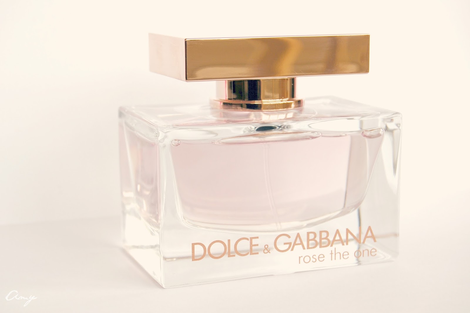 Дольче габбана розовые духи. Dolce Gabbana Rose the one. Dolce Gabbana Rose. Дольче Габбана Роуз.