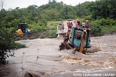 Resultado de imagem para Passagem molhada de Cariré desmorona por causa do peso de caminhão com retroescavadeira