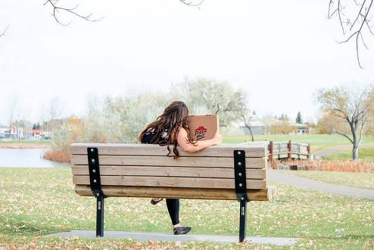 Сидит перед цветами. Девушка на скамейке. Фотосессия на скамейке. Девушка на скамейке в парке. Женщина на скамейке со спины.